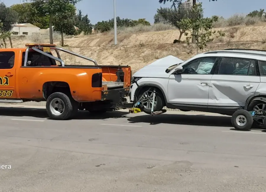 רכב שירות כתום של גרר יורם לצד רכב לבן