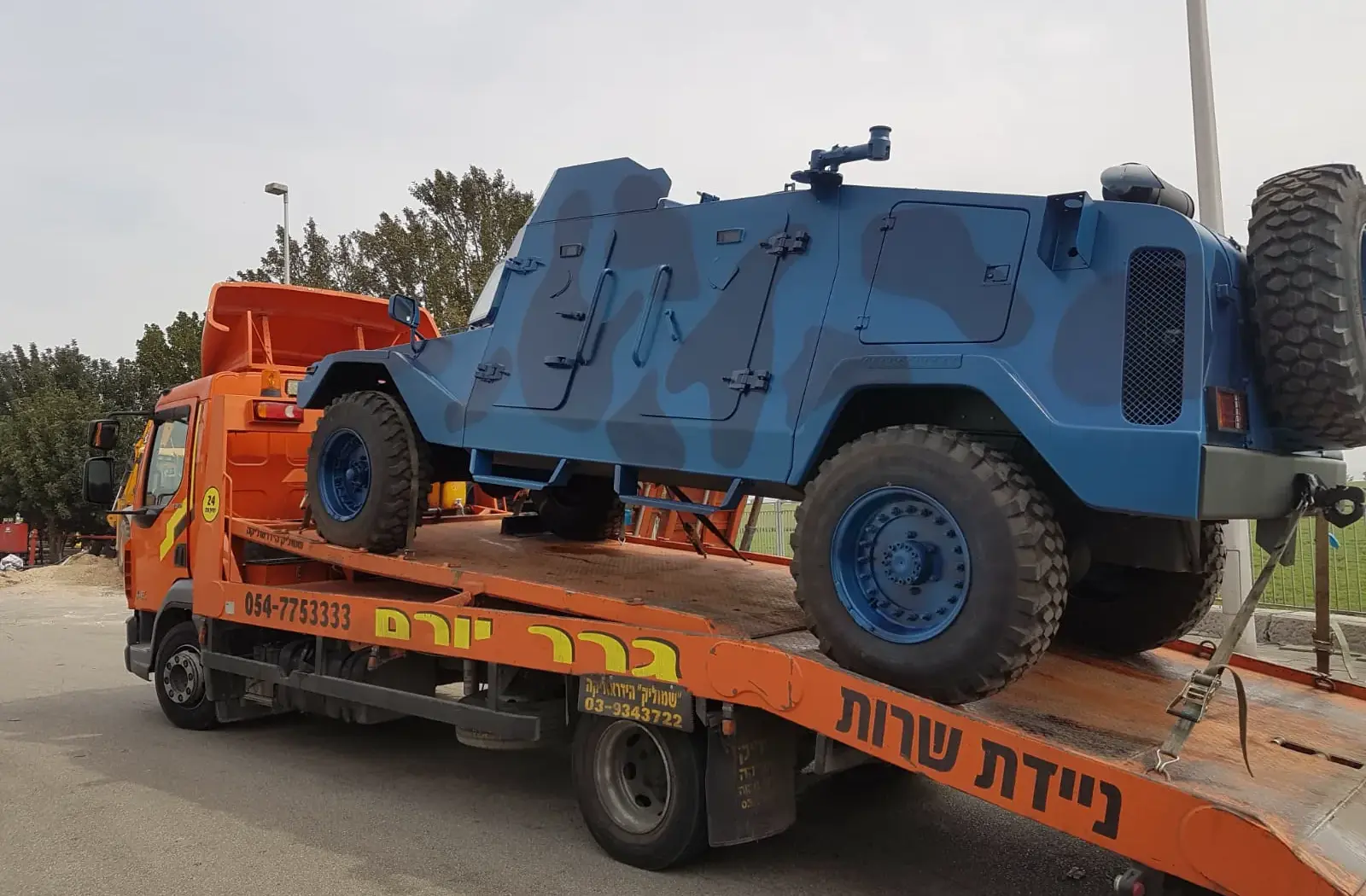 גרר יורם מוביל רכב כבד כחול