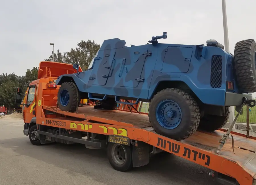 גרר יורם מוביל רכב כבד כחול
