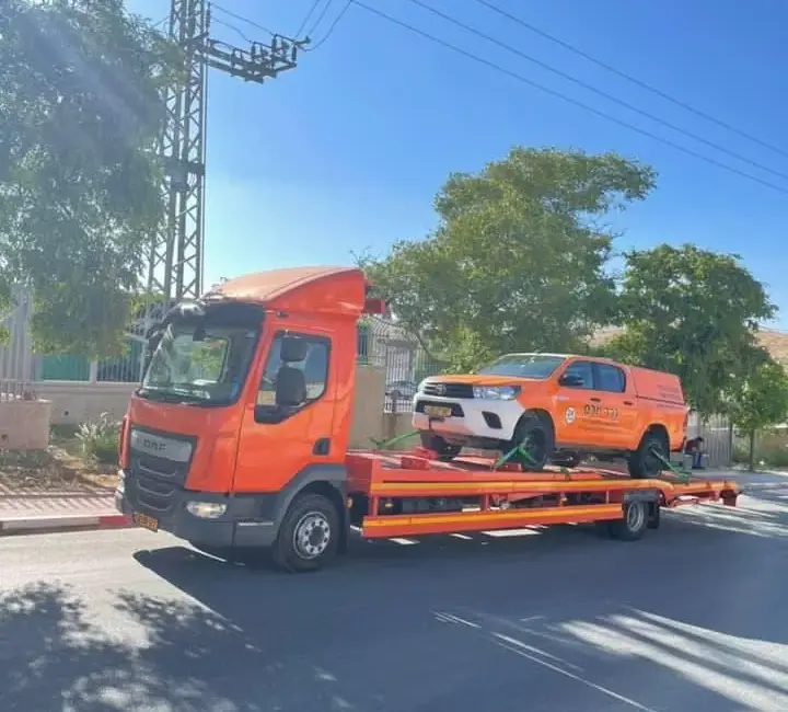 משאית גרר יורם מובילה רכב שירות כתום