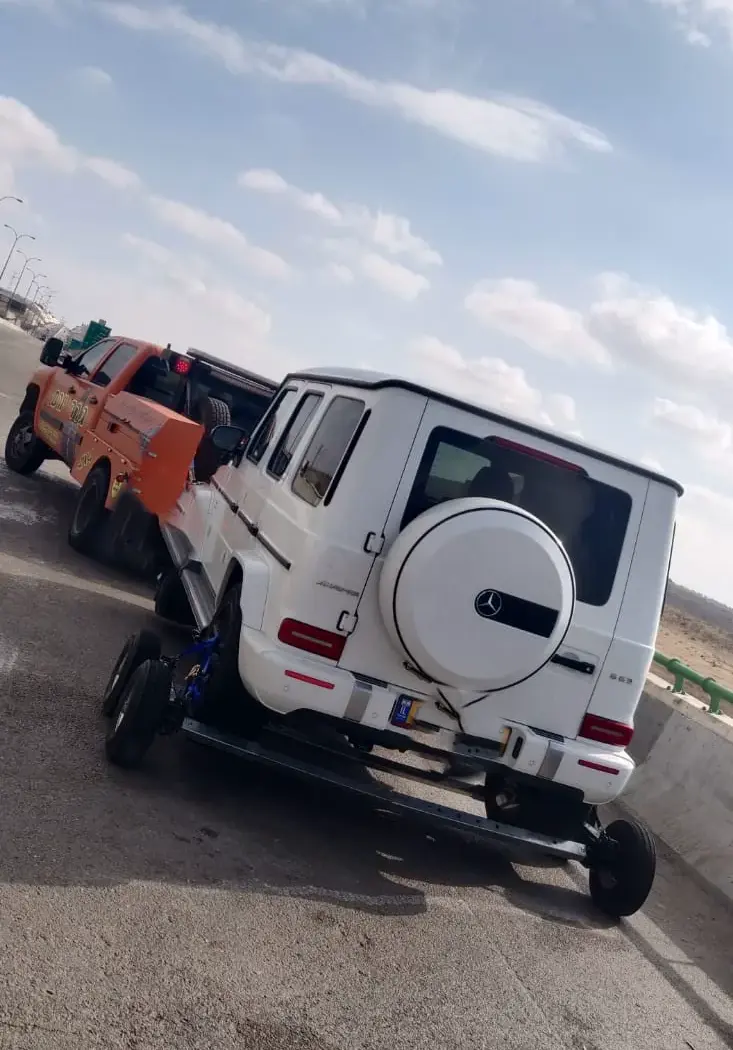 רכב גרר יורם כתום מוביל רכב שטח לבן על דוליות