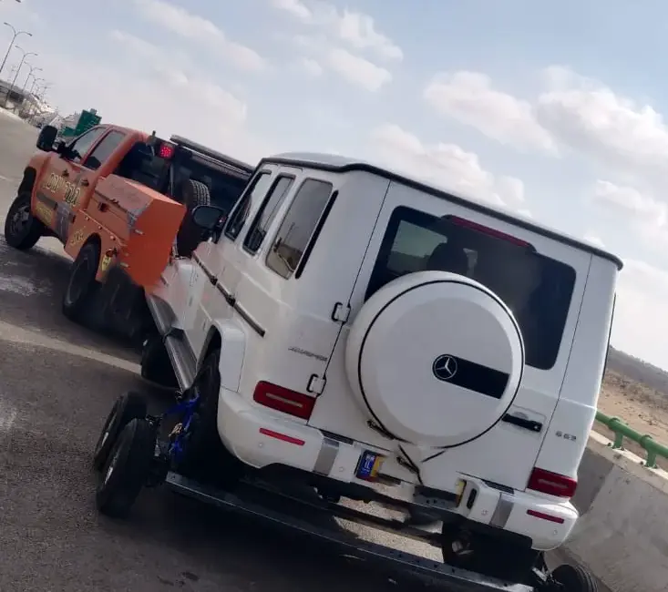 רכב גרר יורם כתום מוביל רכב שטח לבן על דוליות