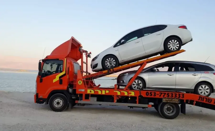 משאית גרר יורם מובילה שתי מכוניות