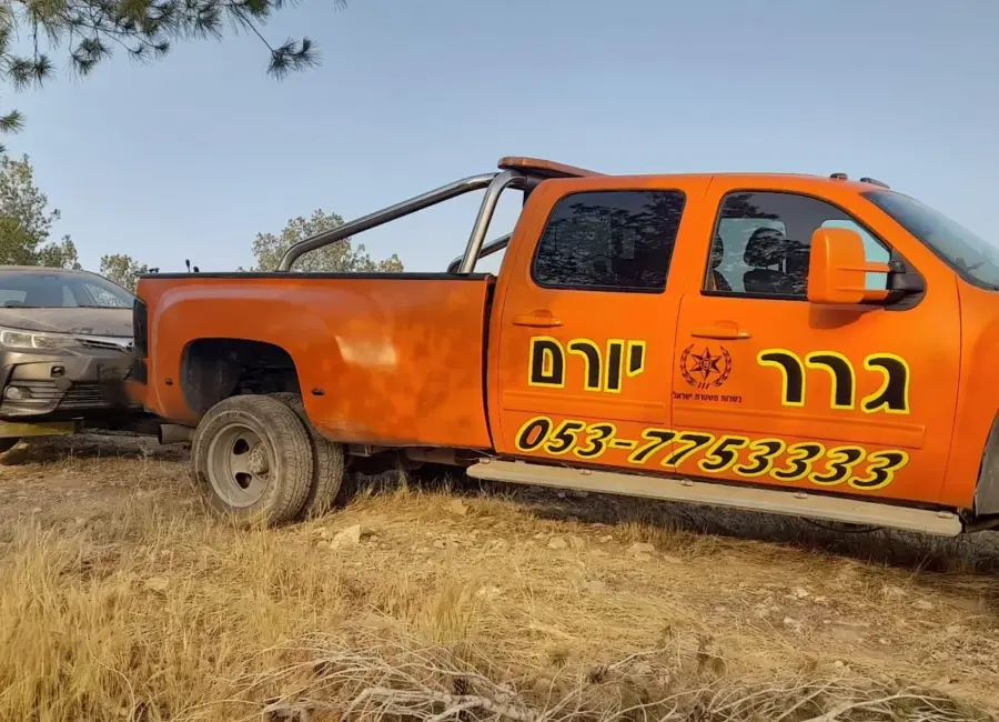 רכב שירות שטח כתום של גרר יורם בדרך עפר